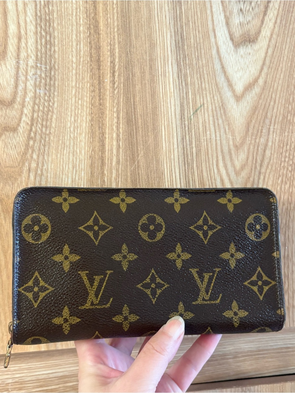 Auth Louis Vuitton monogram zippy wallet